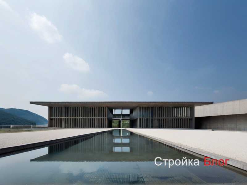 Первым делом снимают верхний слой грунта, удаляя органические включения и рыхлые фрагменты. Далее устраивается undefinedпесчаная подушка</strong> толщиной не менее 10–15 см, которую тщательно выравнивают и проводят послойное <em>уплотнение</em> виброплитой или катком. Это исключает появление пустот и обеспечивает равномерную поддержку для последующего слоя бетона.»></p>
<p>Чтобы избежать застоя влаги и разрушения конструкции, необходимо предусмотреть <strong>дренаж</strong>. Он отводит воду от основания и предотвращает вымывание частиц песка. В районах с высоким уровнем грунтовых вод особое внимание уделяют <em>гидроизоляции</em> – укладывают плотную пленку или мембрану, перекрывая стыки с нахлестом не менее 15 см. Это защищает бетон от капиллярного поднятия влаги и продлевает срок его службы.</p>
<p><img decoding=