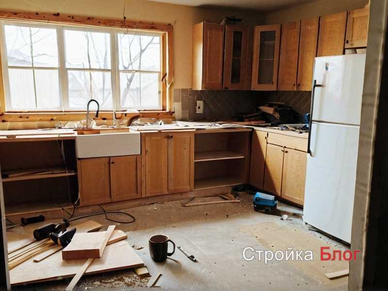 Удаление пузырей и излишков клея после поклейки